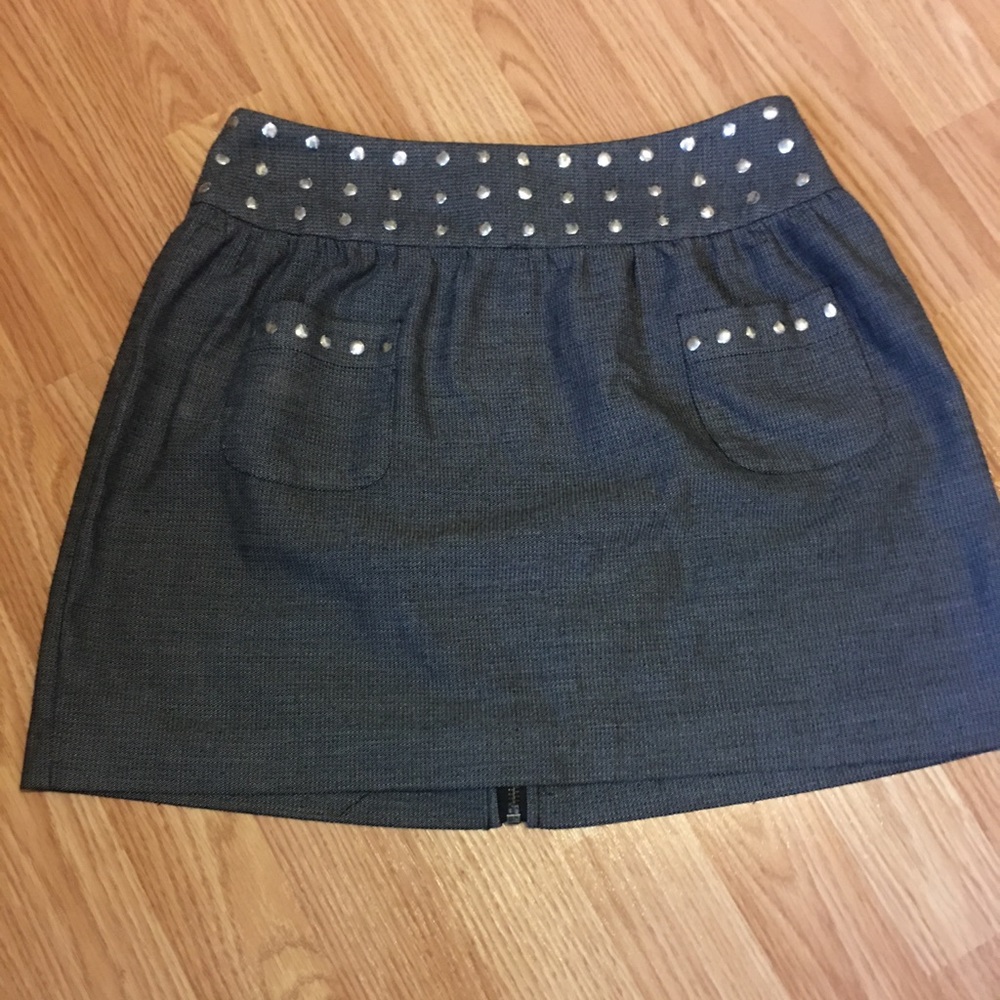 Fine knit semi-mini skirt with zipper and studs